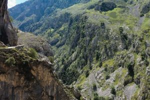 A picture of la ruta de cares. A trail up the mountains