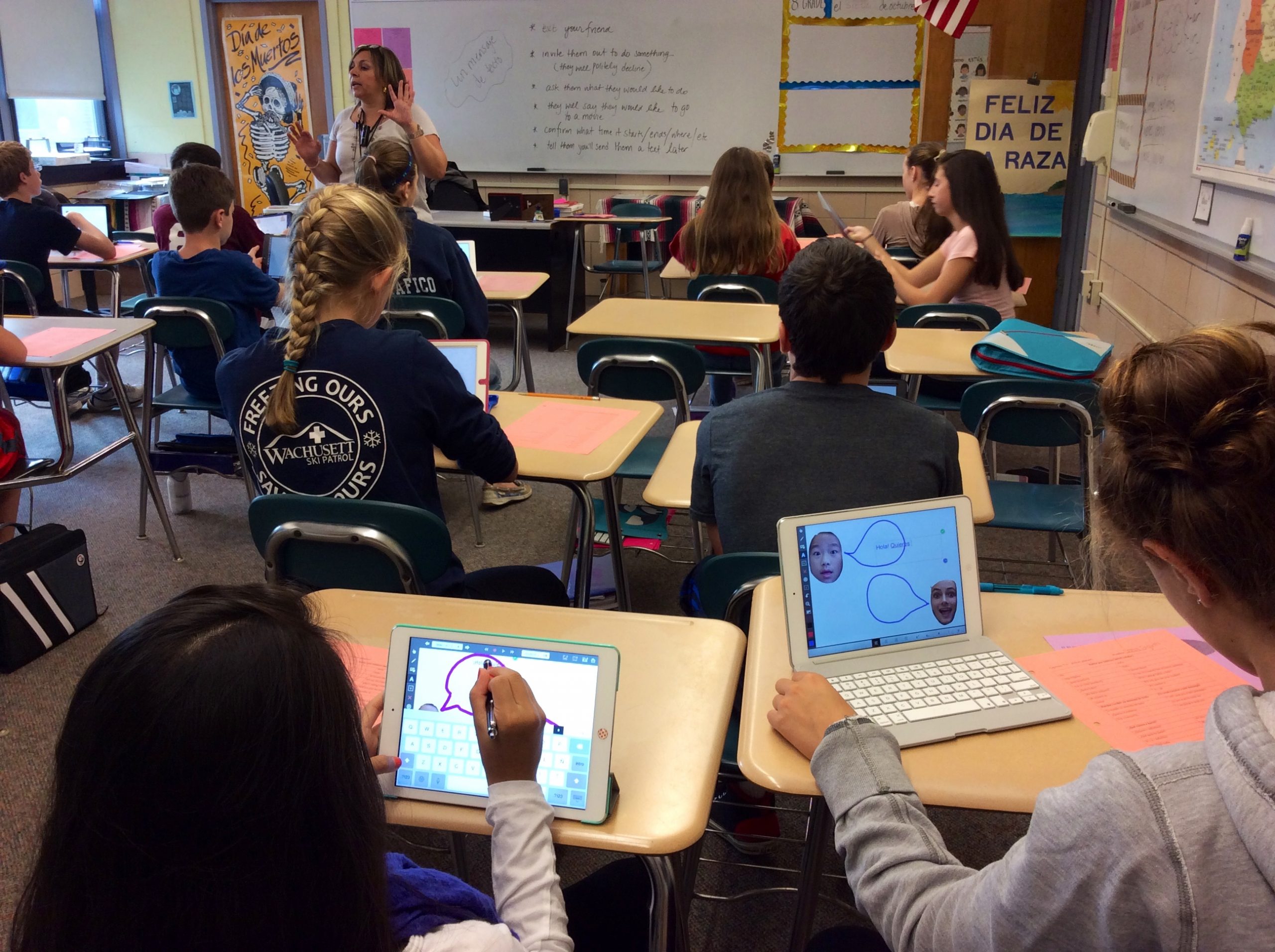 Students use computers in a Spanish class